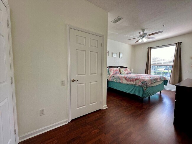 Building Photo - 2300 Silver Palm Dr