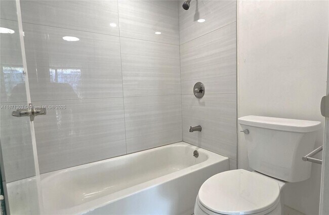 Building Photo - 1300 NE Miami Gardens Dr