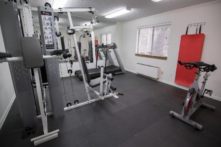 Building Photo - 2/1 Condo with screened porch and communit...