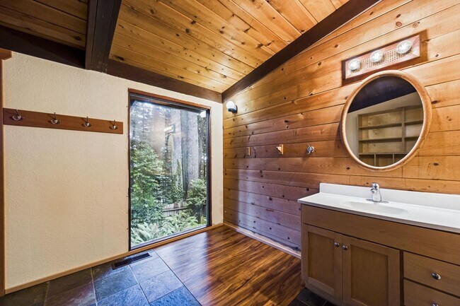 Building Photo - 2910 Greenbriar Ln