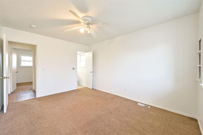 Building Photo - 421 Meadow Lake Dr