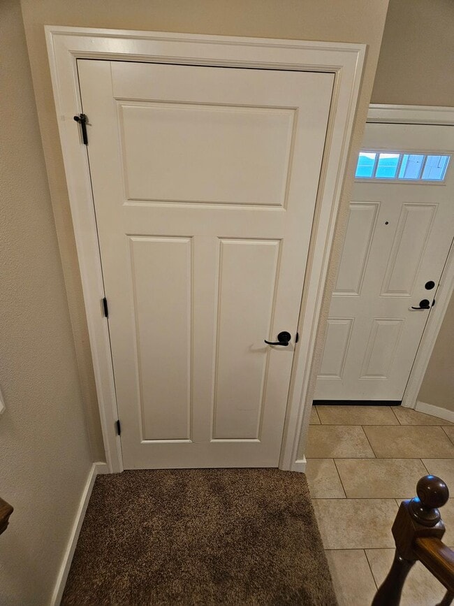 Building Photo - 3Bd/2Ba Two story townhouse - Available to View!