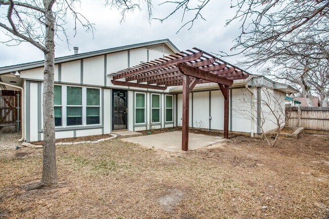 Building Photo - Great Schools and Private Access to a Park!