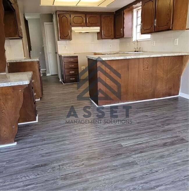 Building Photo - Charming 5 Bedroom House