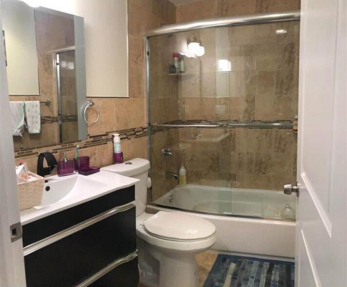 2nd Floor Bathroom - 1621 Carpenter St