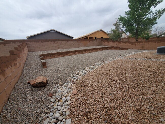 Building Photo - 3 bed 2 bath 1800 sq ft in Huning Ranch!