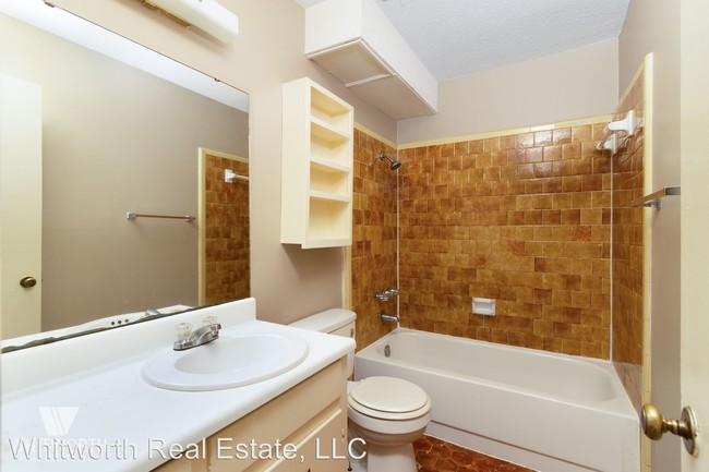 Building Photo - 624 33rd St E