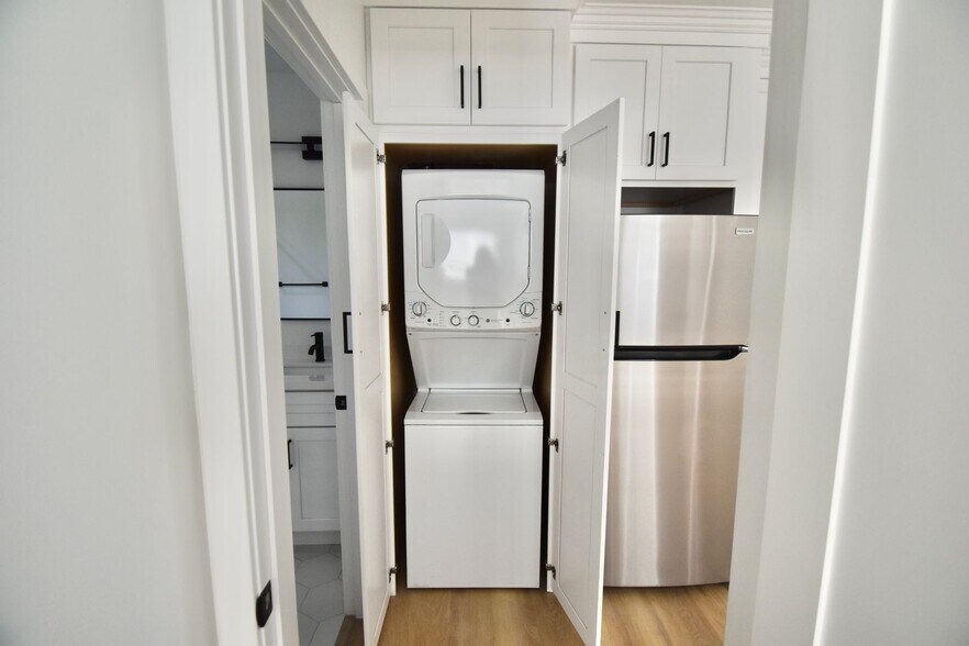 Building Photo - 11645 Moorpark St