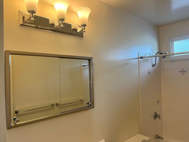 Building Photo - Beautiful 4 Bedroom Home in Huntington Beach