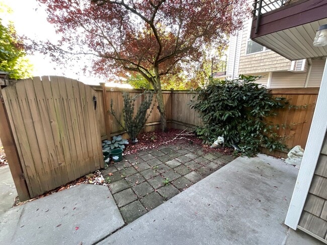 Building Photo - MAGNOLIA 3 BED, 1.5 BATH TOWNHOME FOR RENT AVAILABLE NOW!