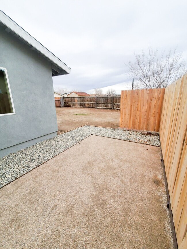 Building Photo - 43348 Echard Ave