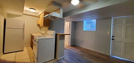 Building Photo - Renovated 2 Bedroom-Move Now