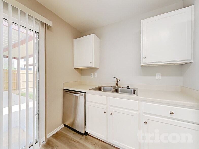 Building Photo - 2007 Mission Cove