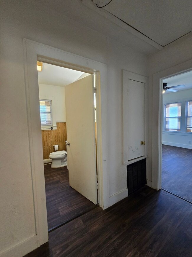 Building Photo - 617 N Bonita Ave