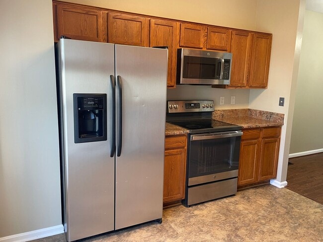 Building Photo - Beautiful 3 Bed 2.5 Bath Interior Townhome...