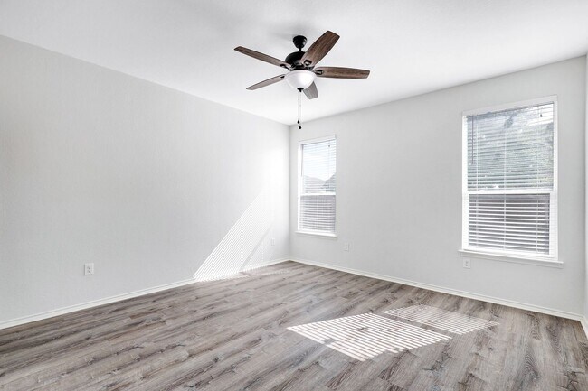 Building Photo - ***MOVE-IN SPECIAL: ONE WEEK FREE***Luxurious Move-In Ready Home with Versatile Living Spaces