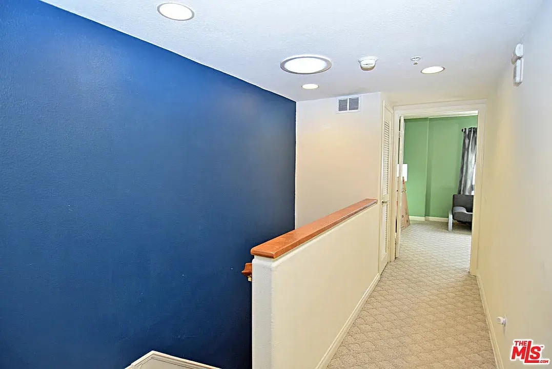 Building Photo - 532 N Mariposa Ave