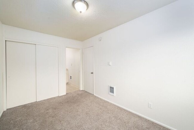 Building Photo - 1 bedroom available now!! Mid town!