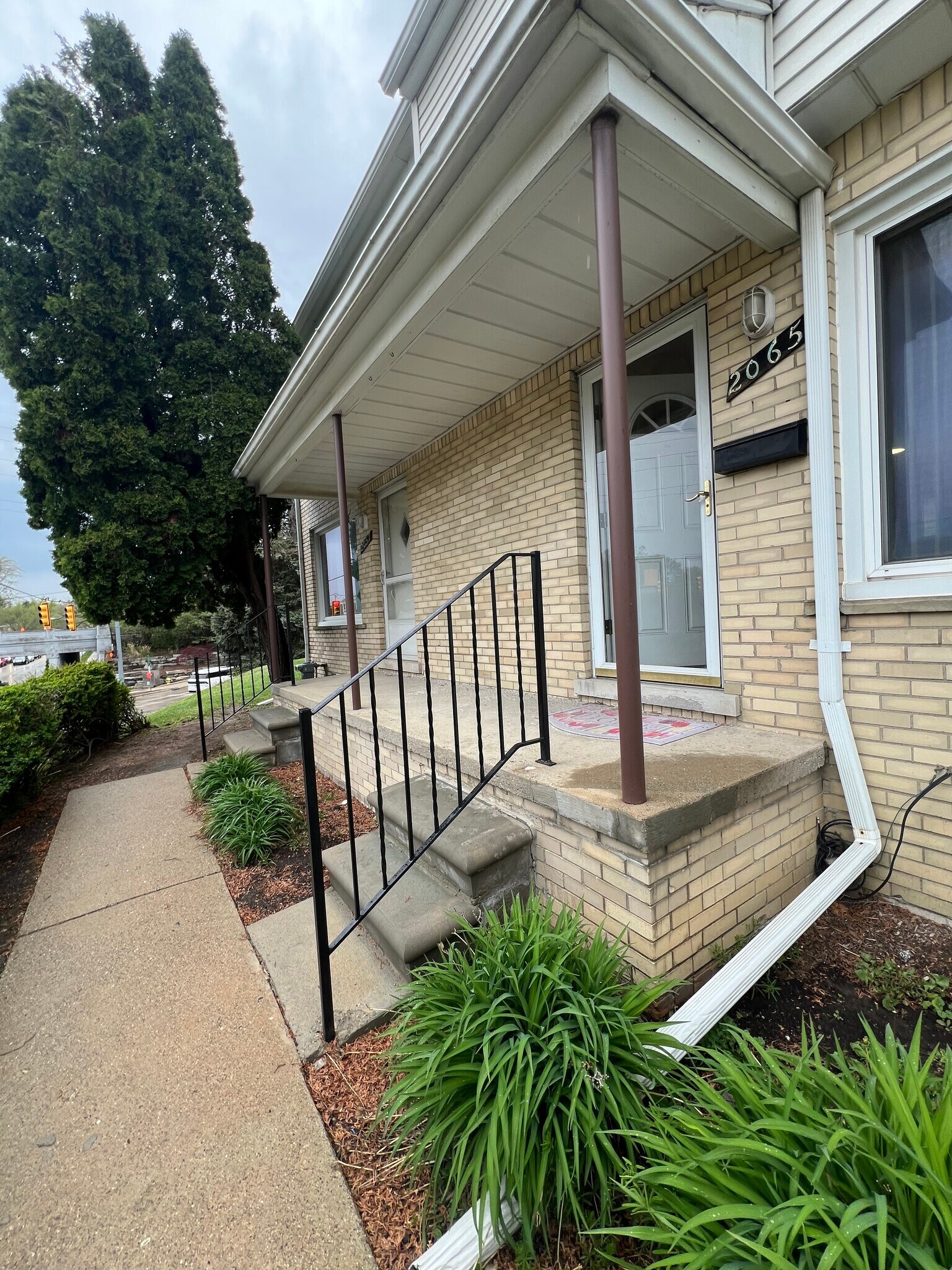 Building Photo - 2065 E Maple Rd