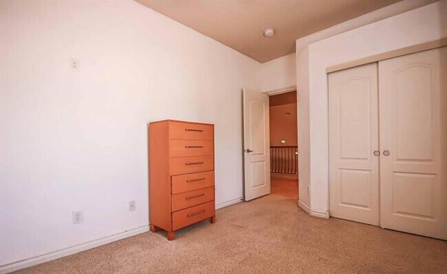 Building Photo - Welcome to this stunning 3-bedroom, 2.5-bathroom home located in the desirable city of Las Vegas!