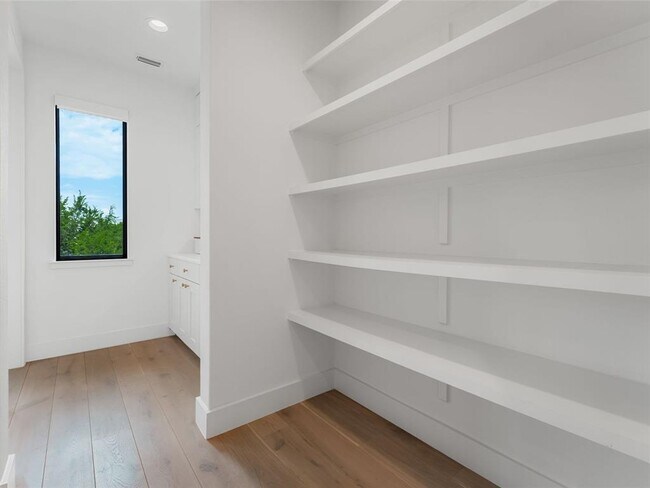 Building Photo - 505 Mission Bell Cv