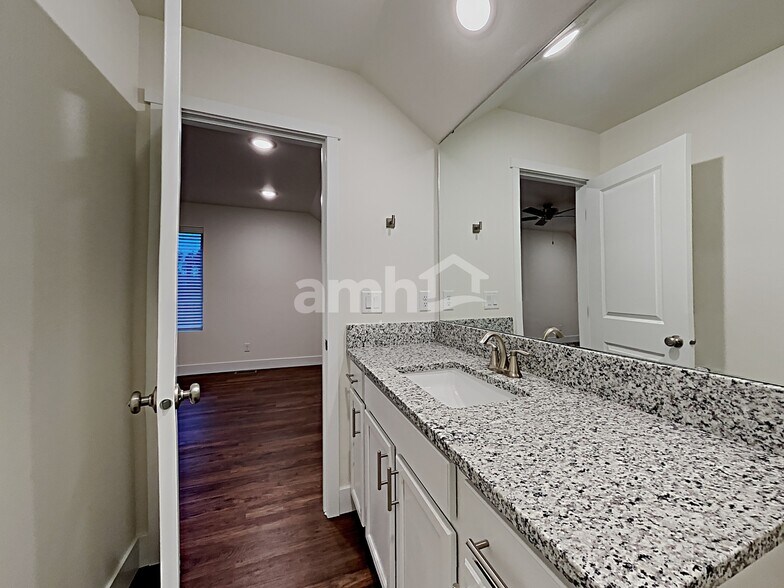 Building Photo - 33013 Lookout Ln