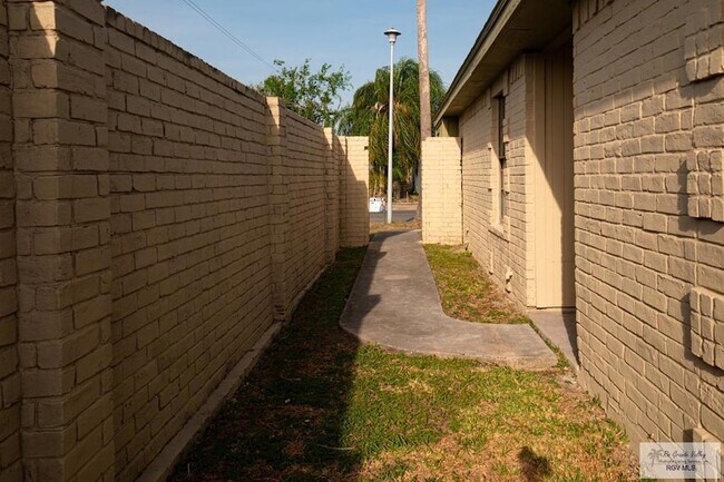 Building Photo - 23919 Ellie Ln