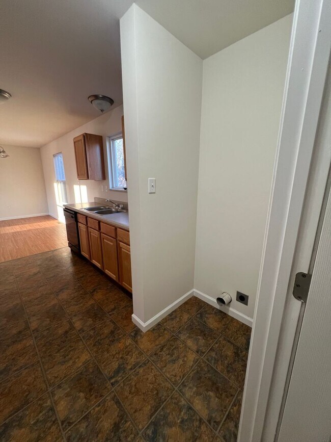 Building Photo - 3 Bedroom 2 bath 2 car garage house