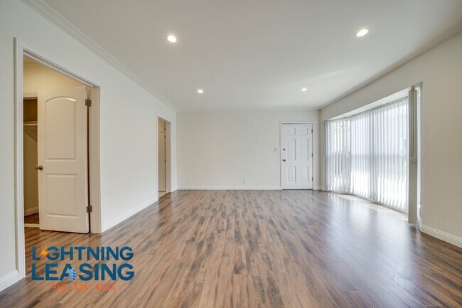 Building Photo - 1627 5/3 Normandie-15D