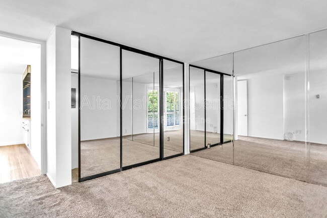 Building Photo - 3916 Riviera Dr
