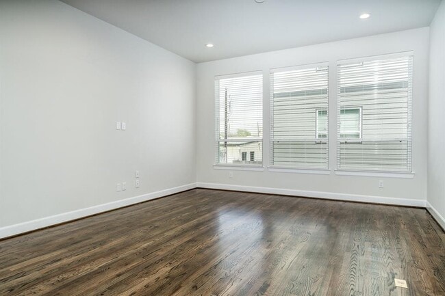 Building Photo - 3028 Charline