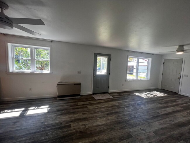 Building Photo - 2BD/1BA Freeport Apartment