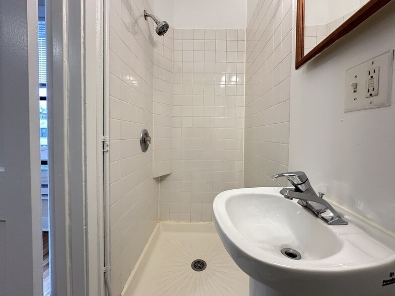 Building Photo - 513 W Wellington Ave