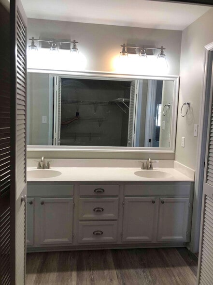 Building Photo - 9105 Kings Canyon Dr