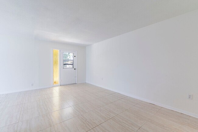 Building Photo - 2 Bedroom / 2 Bath Condo