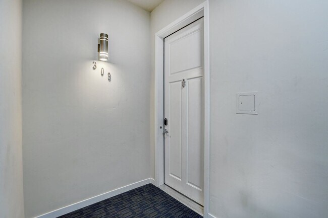 Building Photo - 2 bedroom 2 bath Penthouse apartment in Wa...