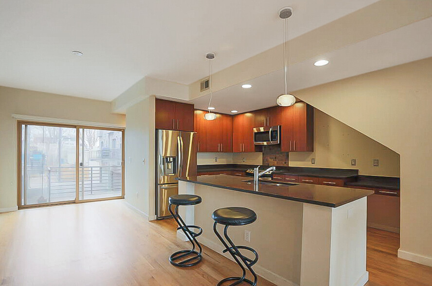 Kitchen & dining area - 3400 Larimer St