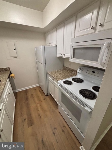 Building Photo - 18318 Streamside Dr