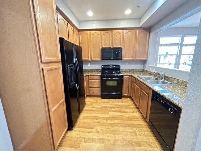 Building Photo - Spacious Elk Grove Townhome!!