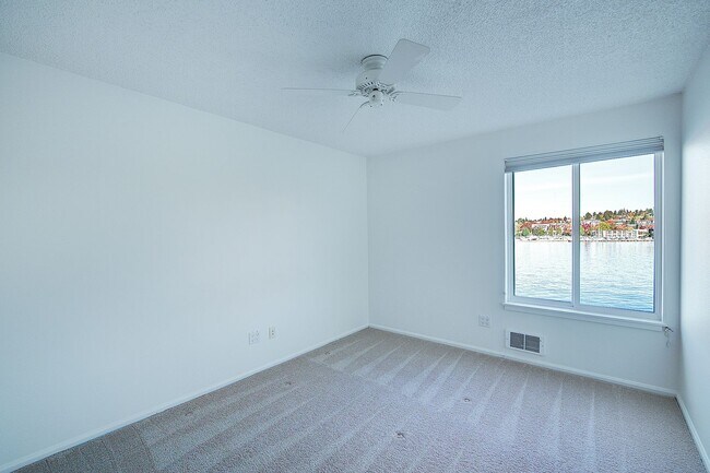 Building Photo - 2Bd/1.75Ba Kirkland Condo