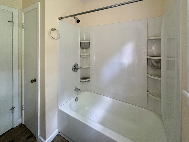 Building Photo - Fantastic 3/2 East Nashville w/ Bonus Room & Sunroom!