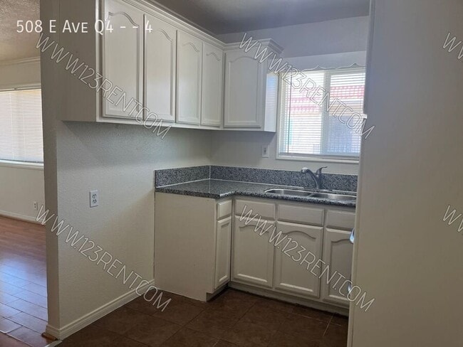 Building Photo - 508 E Ave Q4