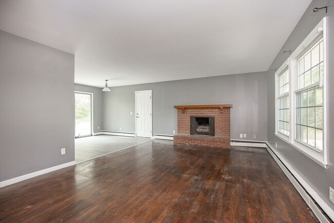Building Photo - NICE RANCH IN AMHERST!