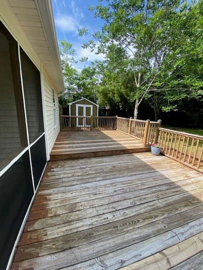 Building Photo - Welcome to this charming 3-bedroom, 2-bathroom home located in the vibrant city of Wilmington, NC.