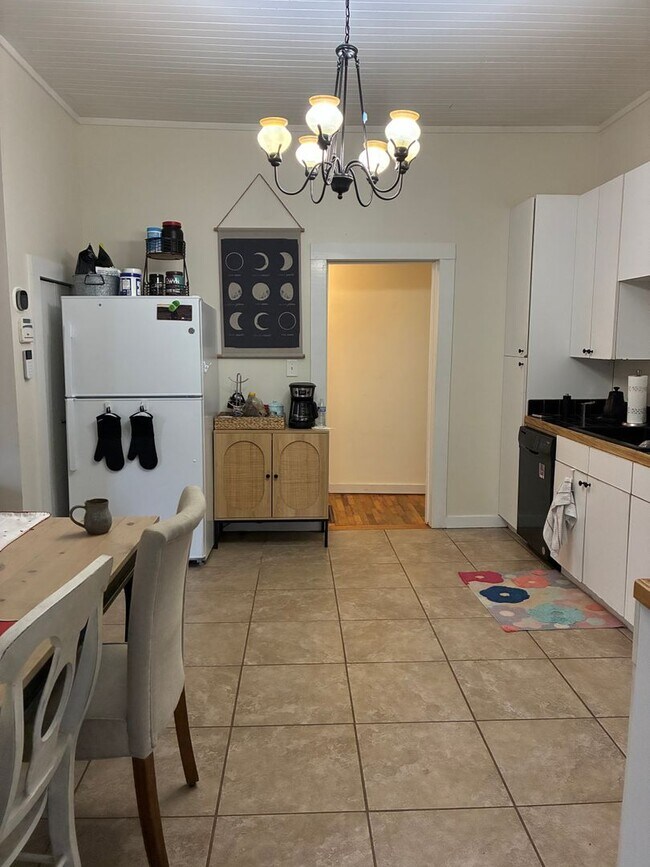 Building Photo - 3 Bedroom home near downtown and campus.