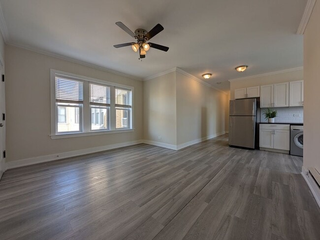 Building Photo - 3817 N Greenview Ave