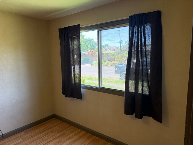 Building Photo - 1 bedroom, 1 bath duplex in Springfield!