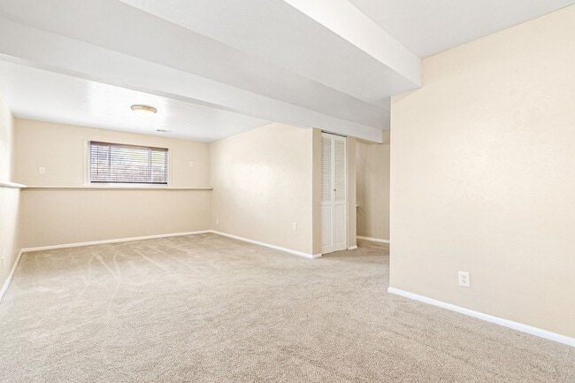 Building Photo - 1405 S Sierra Dr