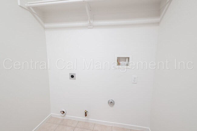 Building Photo - 3 Bedroom/2 Bath home located in the Desired Northwest - $2395 per Month!