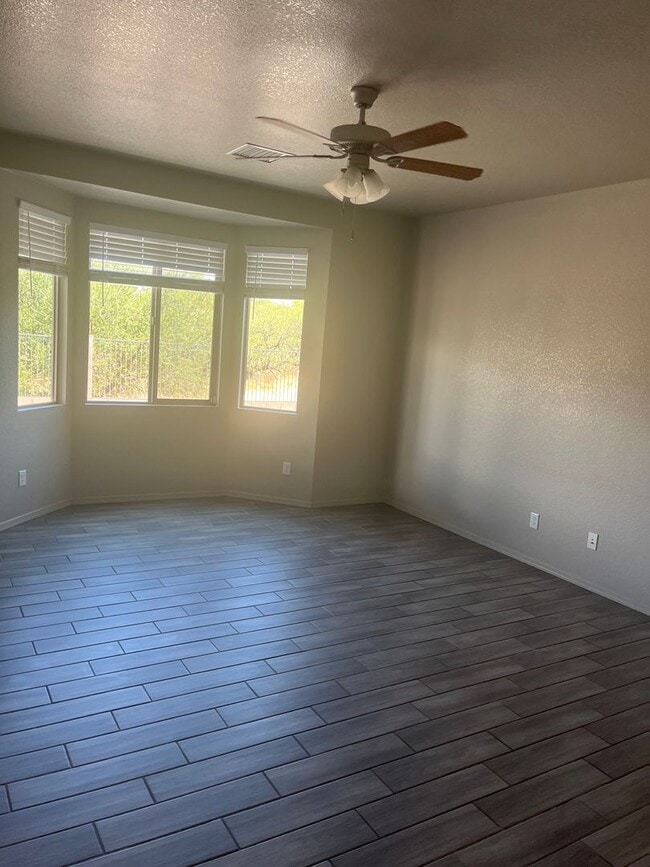 Building Photo - Beautiful Like New 4 Bedroom 3 Bathroom ho...